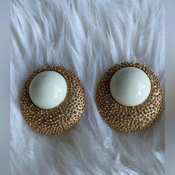 Vintage Trifari Textured Gold Tone and Cream Cabochon Clip-on Earrings - Picture 3 of 7